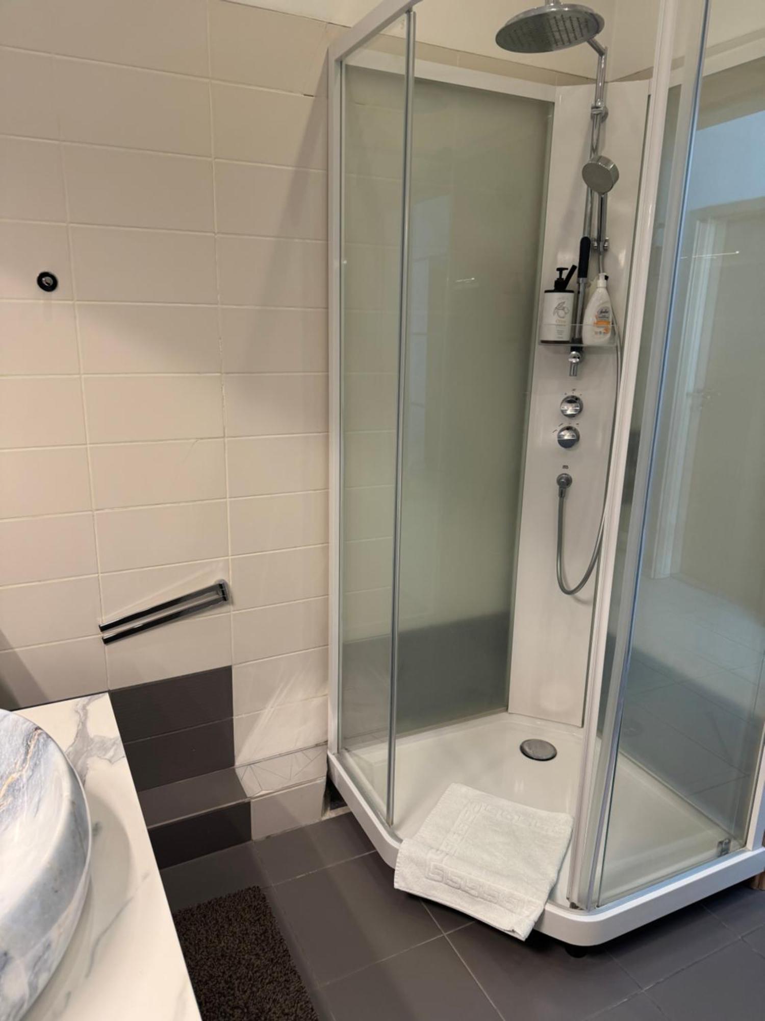 Helios Luxury Apartment In Vilnius Skyscraper Екстериор снимка